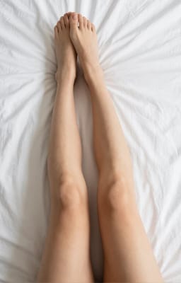AI-genereret billede af underkroppen, der viser bare ben med naturlig hudtone.
