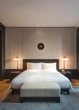 AI-genereret high-end hotelinteriør med minimalistisk moderne design og gulv til loft-vinduer.