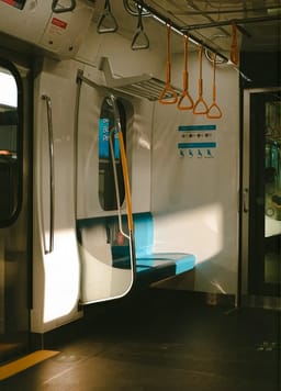 Tomt metrotog interiør med lys, der strømmer gennem åbne døre. Scenemulighed for AI-billedgenerator.