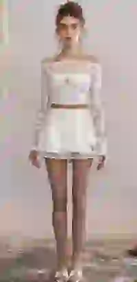 Modelka w koronkowym krótkim topie z długim rękawem i białą mini spódniczką na tle marzycielskiego tła. Szablon modelu zmieniacza ubrań AI.