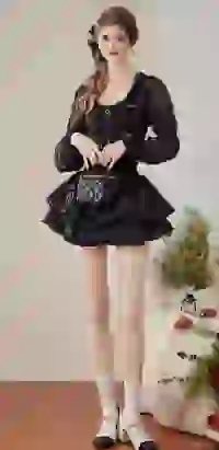 Modelka w czarnej, wielowarstwowej, marszczonej mini sukience, z czarną torebką i czarną spinką do włosów. Szablon modelu zmieniacza ubrań AI.