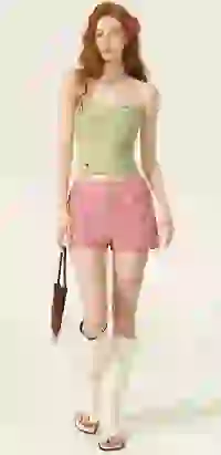 Modelka ma na sobie zieloną koszulkę na ramiączkach z kwiatowym haftem i różowe szorty w kratkę ściągane sznurkiem. Szablon modelu zmieniacza ubrań AI.