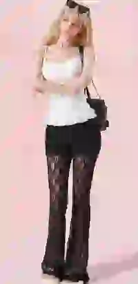 Modelka w białej, marszczonej koszulce na ramiączkach z falbanami i czarnych rozszerzanych spodniach z koronką ozdobioną kryształkami. Szablon modelu zmieniacza ubrań AI.