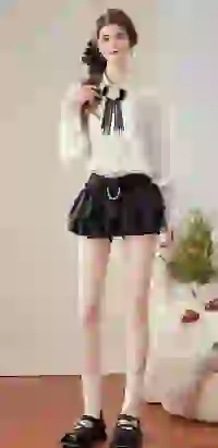 Modelka w białej koszuli z kokardą i czarnej warstwowej mini spódniczce z falbanami pozuje w pomieszczeniu. Szablon modelu zmieniacza ubrań AI.