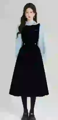 Modelka w jasnoniebieskiej bluzce z bufiastymi rękawami i czarnej aksamitnej sukni midi z kwadratowym dekoltem. Szablon modelu zmieniacza ubrań AI.