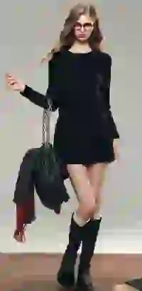 Modelka w czarnym dzianinowym swetrze i czarnej dzianinowej mini spódniczce pozuje z czarną torbą na ramię z marszczonym łańcuszkiem. Szablon modelu zmieniacza ubrań AI.