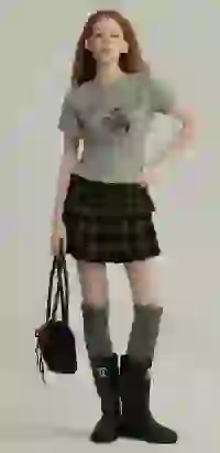 Modelka ma na sobie wrzosowo-szary graficzny t-shirt z okrągłym dekoltem i czarno-żółtą, warstwową marszczoną mini spódniczkę w kratę, pozuje z czarną torebką. Szablon modelu zmieniacza ubrań AI.