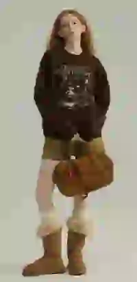 Modelka w brązowym, oversize'owym swetrze z dzianiny z okrągłym dekoltem i wielbłądziej sztruksowych spodenkach z wysokim stanem, pozuje z brązową torebką. Szablon modelu zmieniacza ubrań AI.