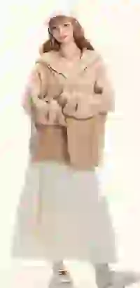 Modelka w beżowym oversize'owym dzianinowym kardiganie z kapturem i białą koronkową warstwową spódnicą maxi. Szablon modelu zmieniacza ubrań AI.