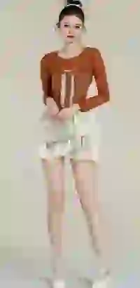 Modelka ma na sobie top z długim rękawem z przezroczystej siateczki w kolorze rdzawo-pomarańczowym i przezroczystą, warstwową mini spódniczkę w kolorze kości słoniowej. Szablon modelu zmieniacza ubrań AI.