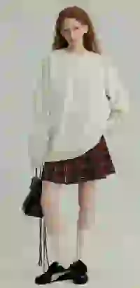 Model o oversize’owej bluzie z graficznym wzorem w kształcie wafla, z okrągłym dekoltem i plisowaną mini spódniczką w kratę. Szablon modelu zmieniacza ubrań AI.