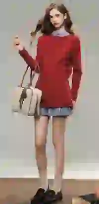 Modelka w czerwonym swetrze z dzianiny pointtelle i pasującym zestawie minispódniczki, pozuje z beżową torebką. Szablon modelu zmieniacza ubrań AI.