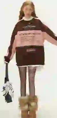 Modelka w oversize'owej graohicznej bluzie z blokami kolorów i rajstopach kabaretki o mieszanych wzorach, pozuje z czarną torebką. Szablon modelu zmieniacza ubrań AI.