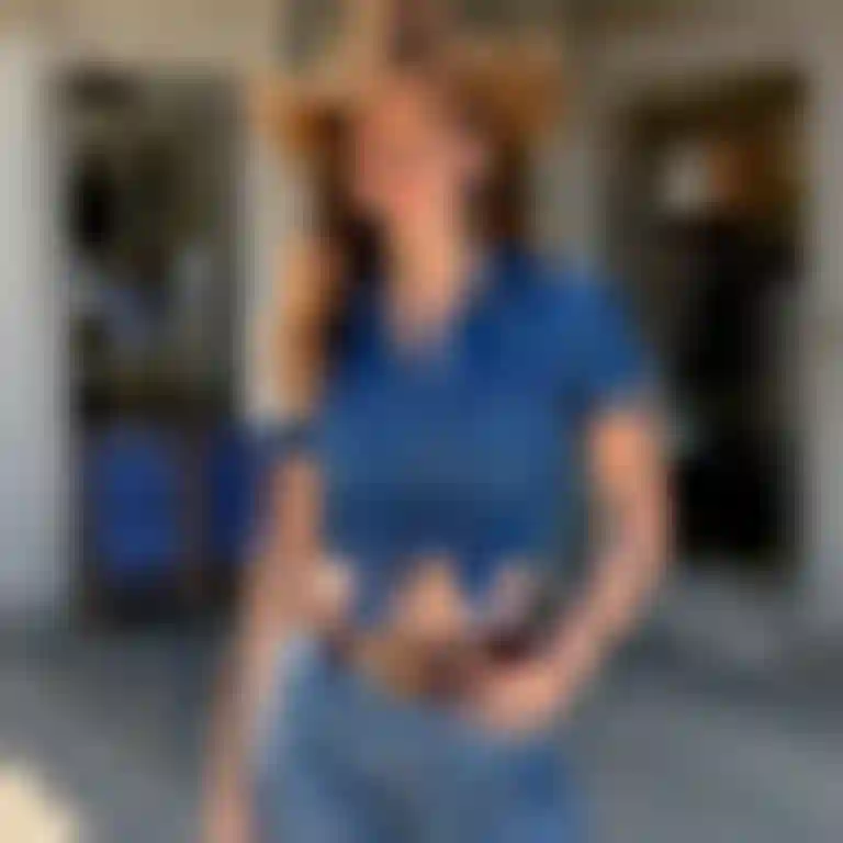 카우걸 의상을 입고 밀짚 카우걸 모자를 쓴 여성이 매장 밖에서 당당하게 포즈를 취하며 AI 옷 갈아입기 효과를 보여주고 있다.