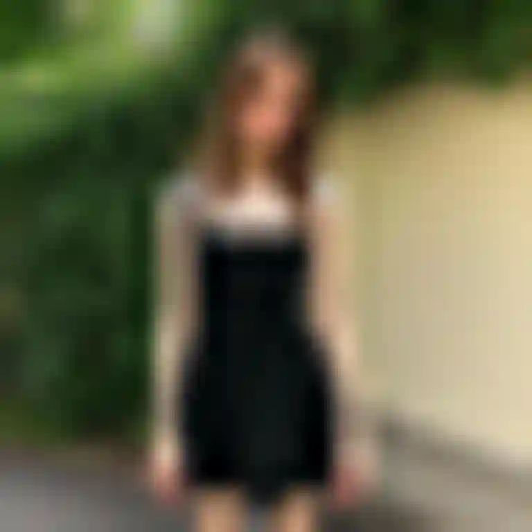 검은색 드레스를 입은 여성이 도로에서 자신감 넘치는 포즈를 취하고 있어 AI 옷 갈아입기의 효과를 보여주고 있다.