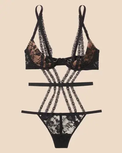 Элегантное сексуальное платье с искусственным искусством с участием Black Lace Strappy BodySuit с деталями вырезания