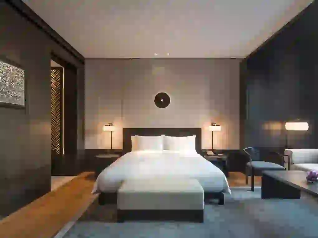 AI-genereret high-end hotelinteriør med minimalistisk moderne design og gulv til loft-vinduer.