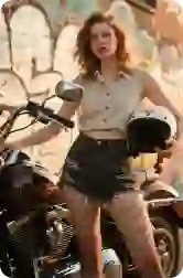 Motorsykkel kvinneportrett for bilde-til-bilde-generering og stilkonsistensreferanse - Vakker kvinne med langt bølget hår som sitter på motorsykkel, skinnjakkestil, urban gatefotografering, egnet for AI-bilde-til-bilde-transformasjon og opprettholde visuell konsistens på tvers av genererte variasjoner