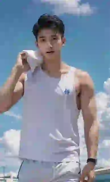 Um homem asiático musculoso com blusa branca e shorts brancos posando com uma toalha ao ar livre. Modelo de modelo para geração de imagens e vídeos.