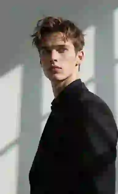 Um homem de preto posando com iluminação cinematográfica. Modelo de modelo para geração de imagens e vídeos.