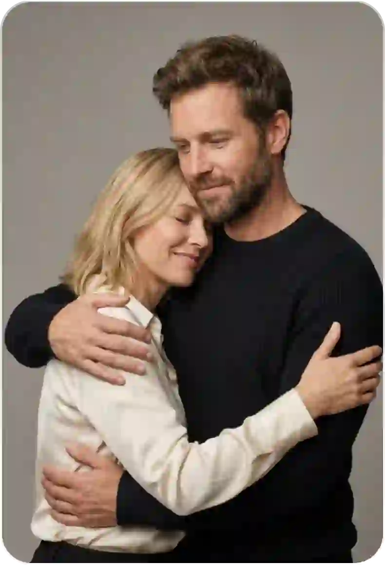 Una pareja utiliza la herramienta de vídeo de abrazos de IA mientras se abrazan en una playa rocosa.