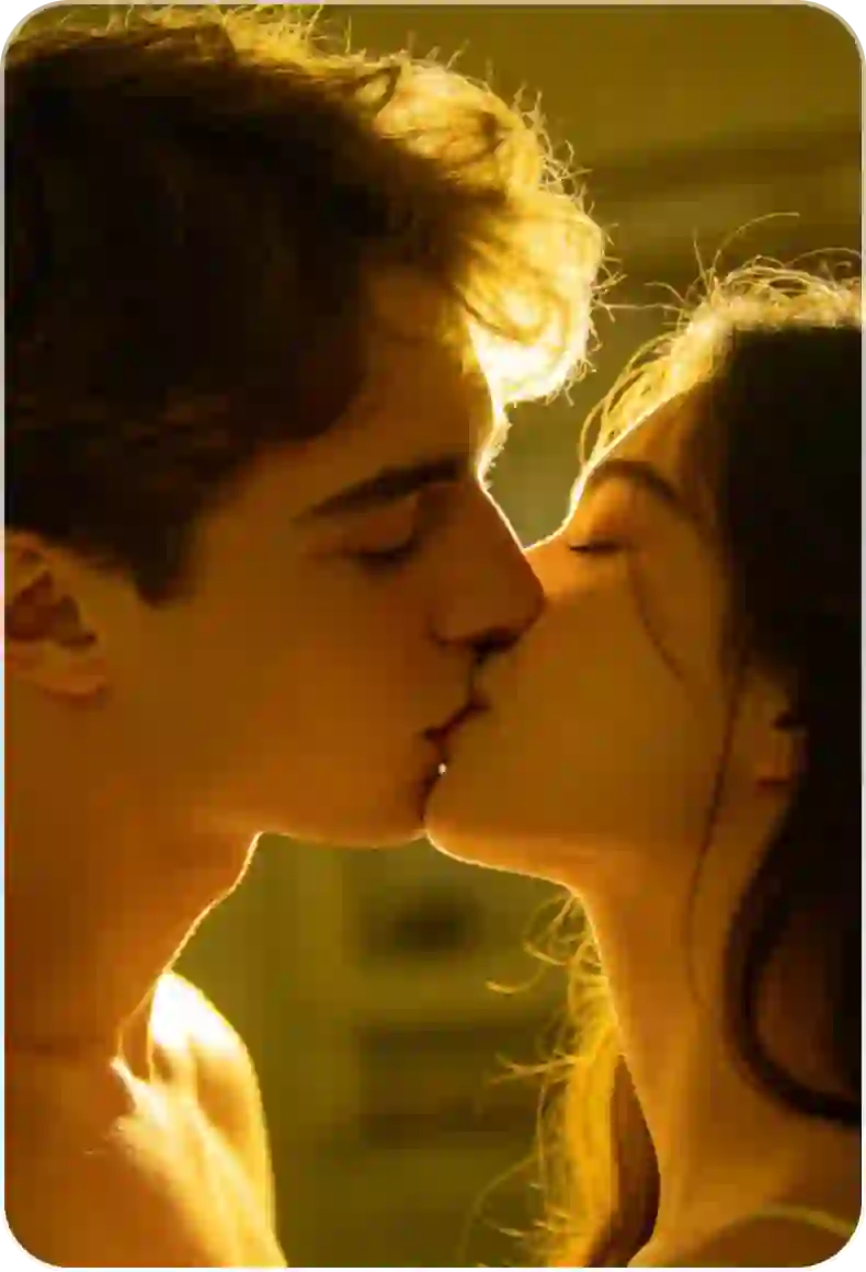 Photo d'un couple s'embrassant dans une piscine, l'homme torse nu, portant un short de bain à fleurs, la femme portant un maillot de bain à fleurs.