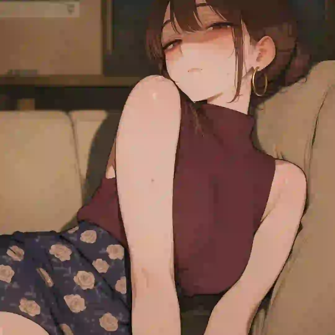 Personaje de anime femenino con top rojo oscuro y falda floral posando en el sofá. Plantilla para generador de IA de anime nsfw.