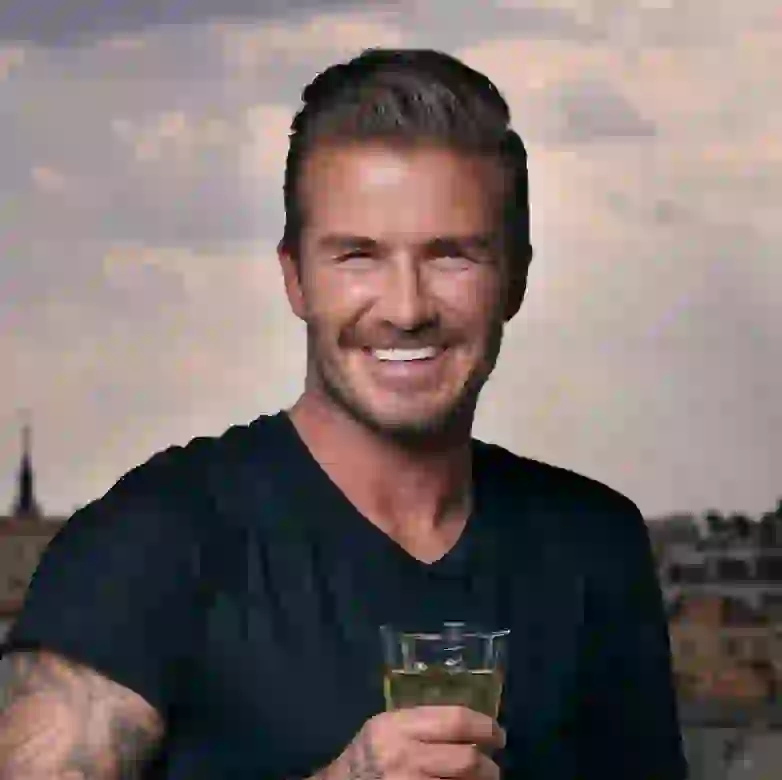 David Beckham lacht breed met een glas in zijn hand. Modelsjabloon voor photo face swap.