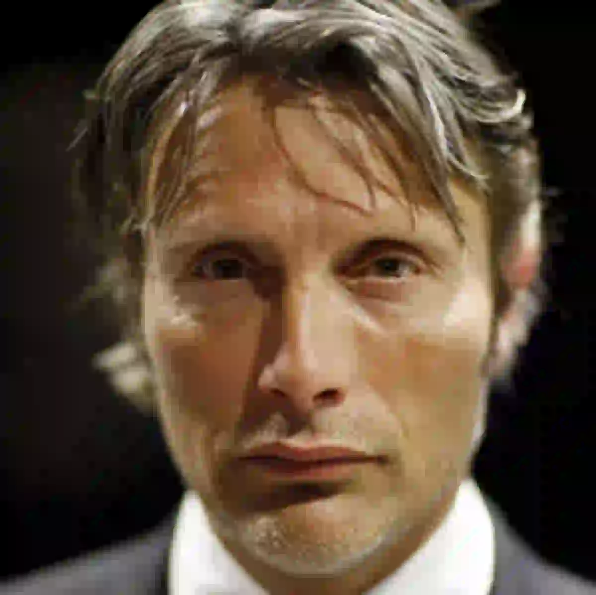 Hugh Dancy poseert in helder licht. Modelsjabloon voor photo face swap.