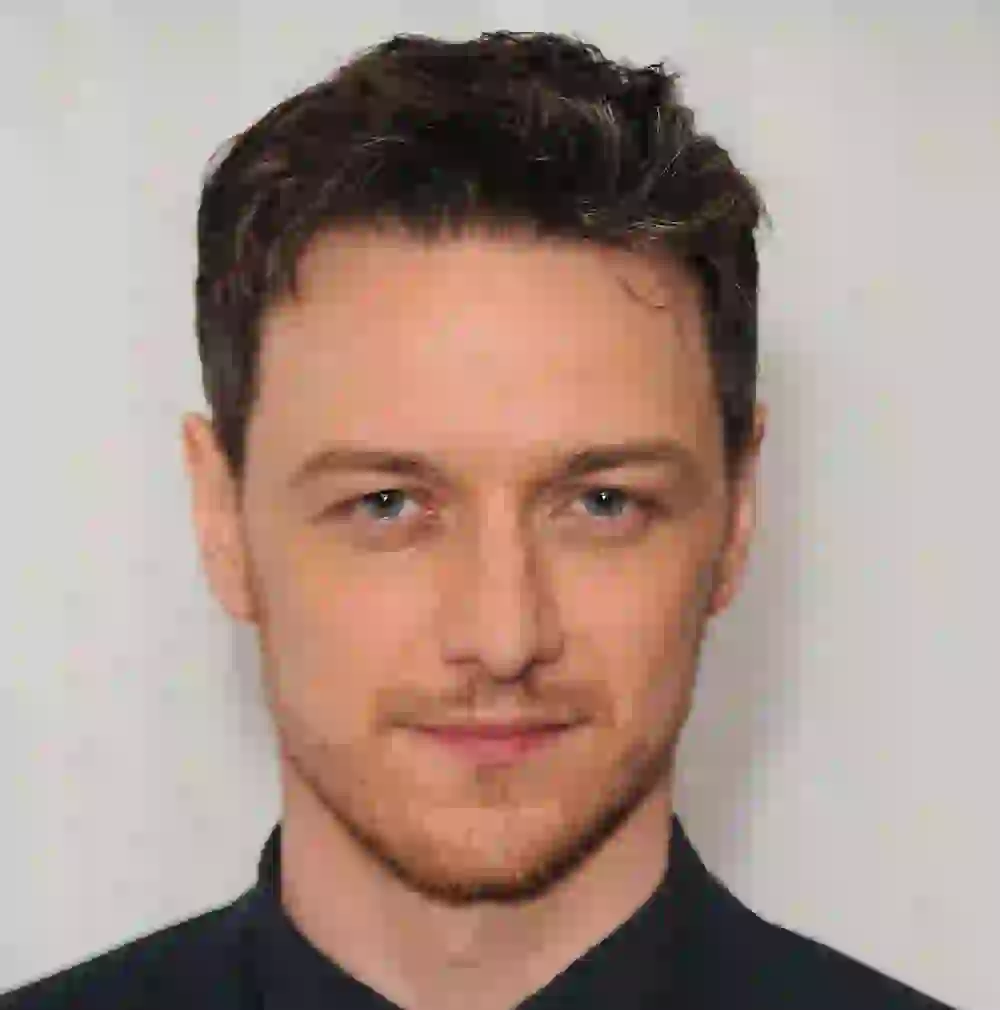 James McAvoy in zwart shirt poseert in helder licht. Modelsjabloon voor photo face swap.