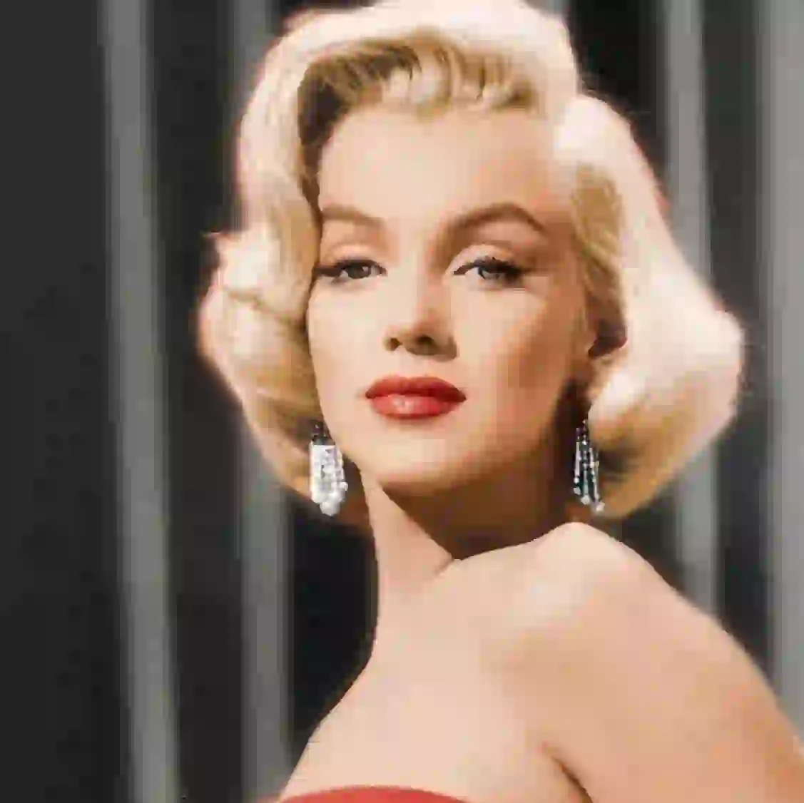 Marilyn Monroe met zilveren oorbellen. Modelsjabloon voor photo face swap.