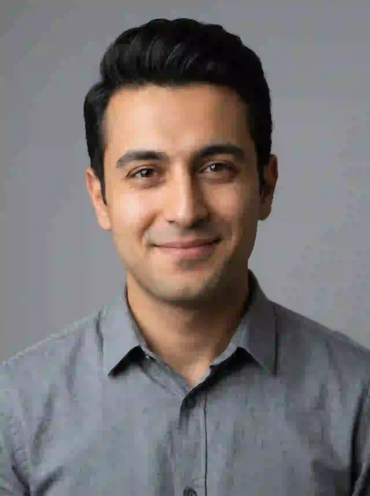 Mediterrane man met glad donker haar in een licht overhemd. Sjabloon voor het wisselen van foto's.