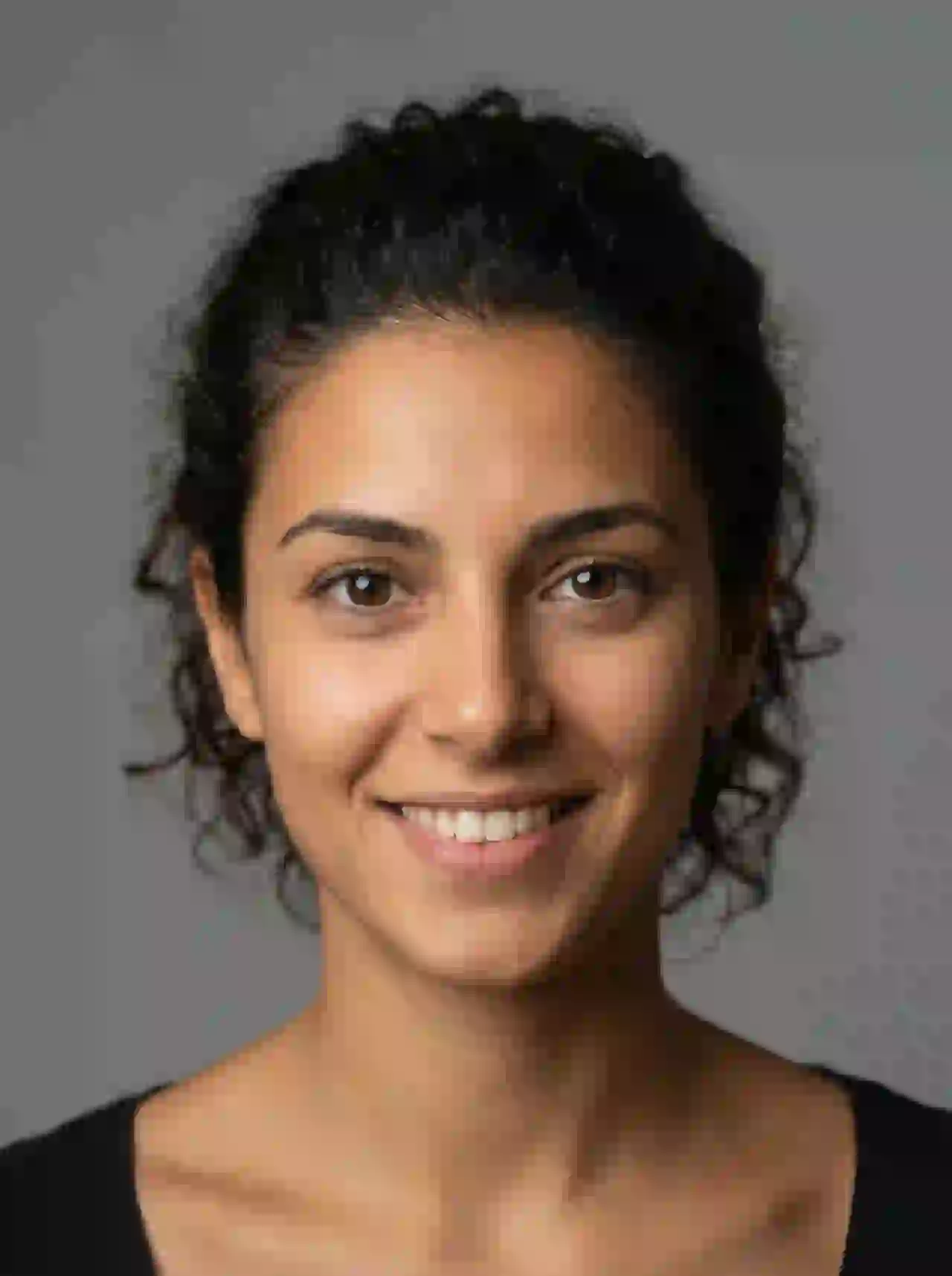 Mediterrane vrouw met donker krullend haar glimlachend. Sjabloon voor het wisselen van foto's.