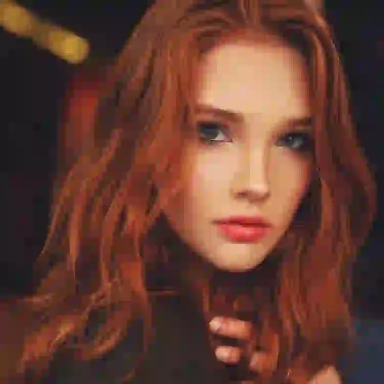 Vrouw met rood haar poseert in het donker. Modelsjabloon voor photo face swap.