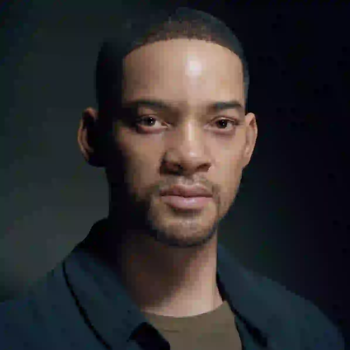 Will Smith poseert in het donker. Modelsjabloon voor photo face swap.