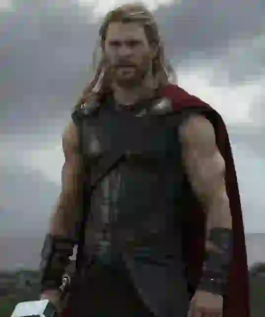 Thor poseert met zijn hamer. Modelsjabloon voor photo face swap.