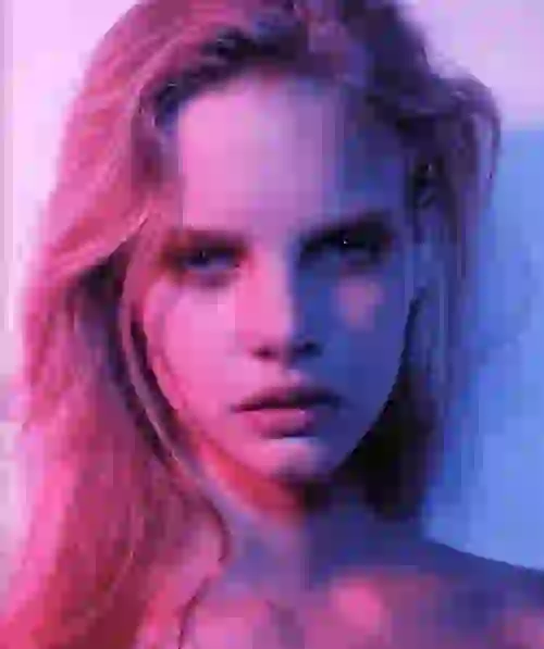 Vrouw in roze en blauwe belichting. Modelsjabloon voor photo face swap.