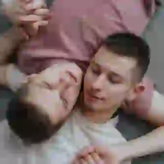 Amanti gay stesi a terra.