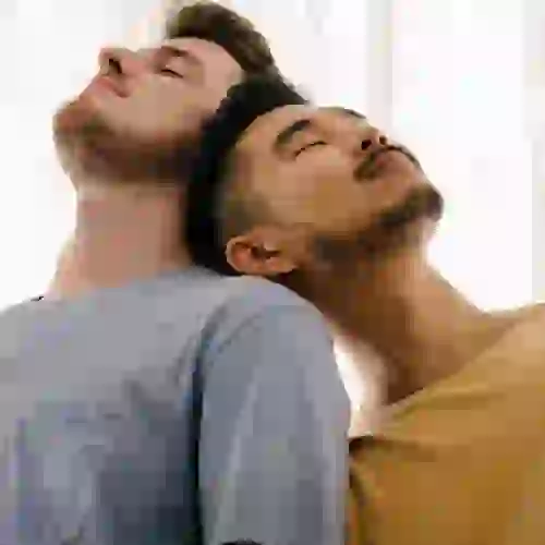 Un uomo appoggia la testa sulla spalla del suo amante.