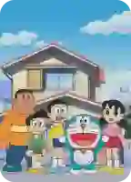 Uma garota de anime com longos cabelos rosa claro segura um celular e tira uma selfie. Ela está em uma rua vibrante da cidade sob a luz do sol.