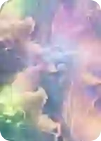 Uma garota mística, semelhante a uma árvore. Ela tem cabelos floridos e está rodeada por uma floresta verdejante e onírica.