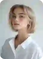 Um retrato fotorrealista de uma mulher com cabelos cacheados dourados, cuja pele lisa é claramente visível sob a luz brilhante do sol.